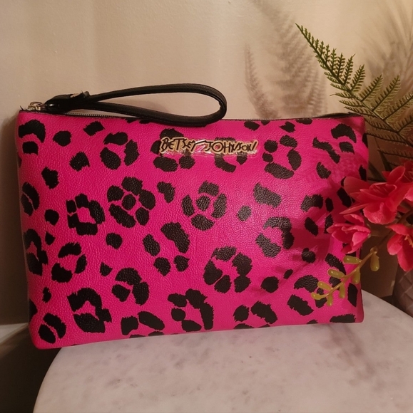 NWOT Betsey Johnson wristlet with cellular Android/Apple compatible power bank. - Picture 2 of 12